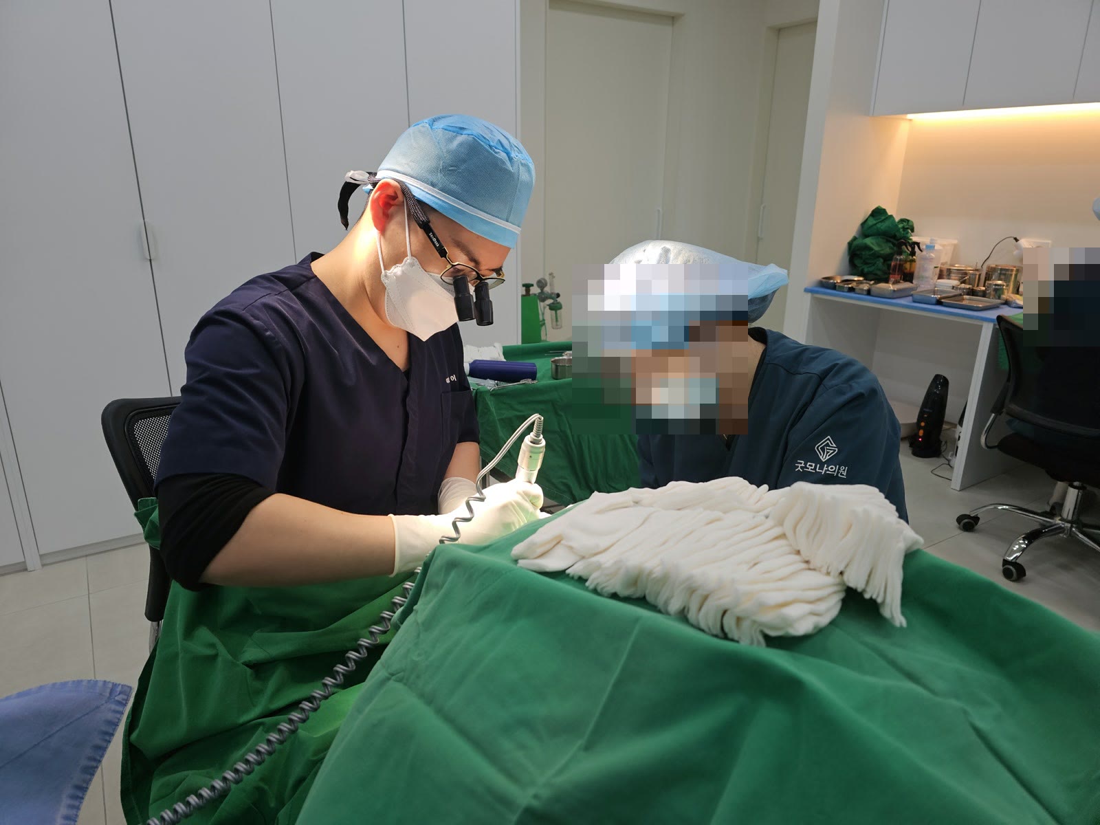 수술 중인 대표원장과 수술팀