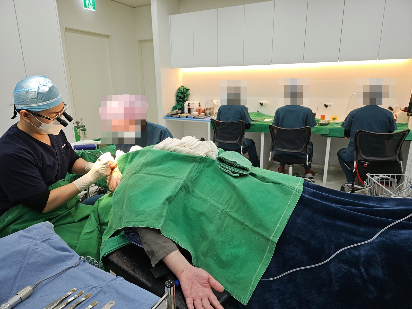 수술 중인 대표원장과 수술팀