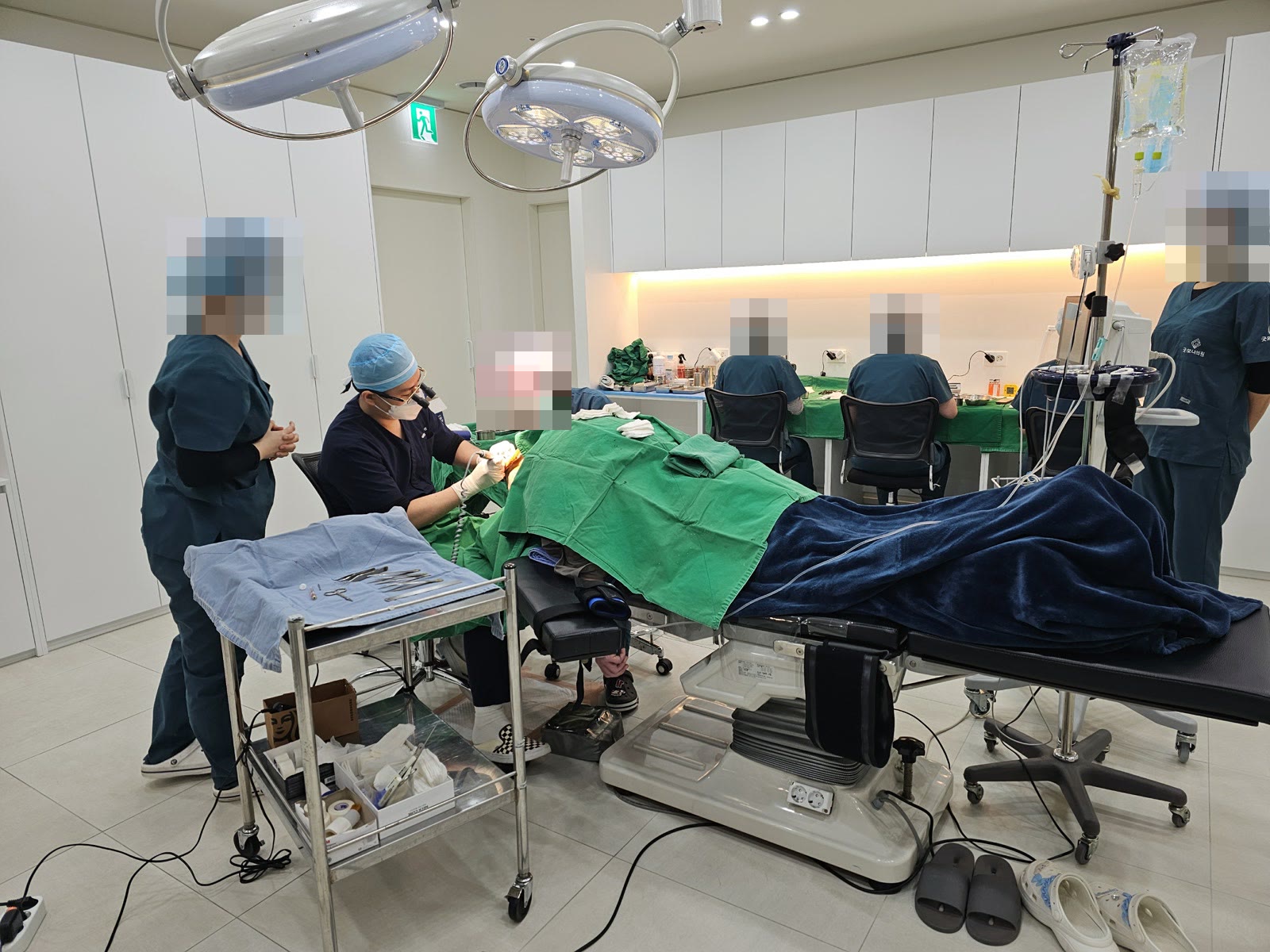 수술 중인 대표원장과 수술팀