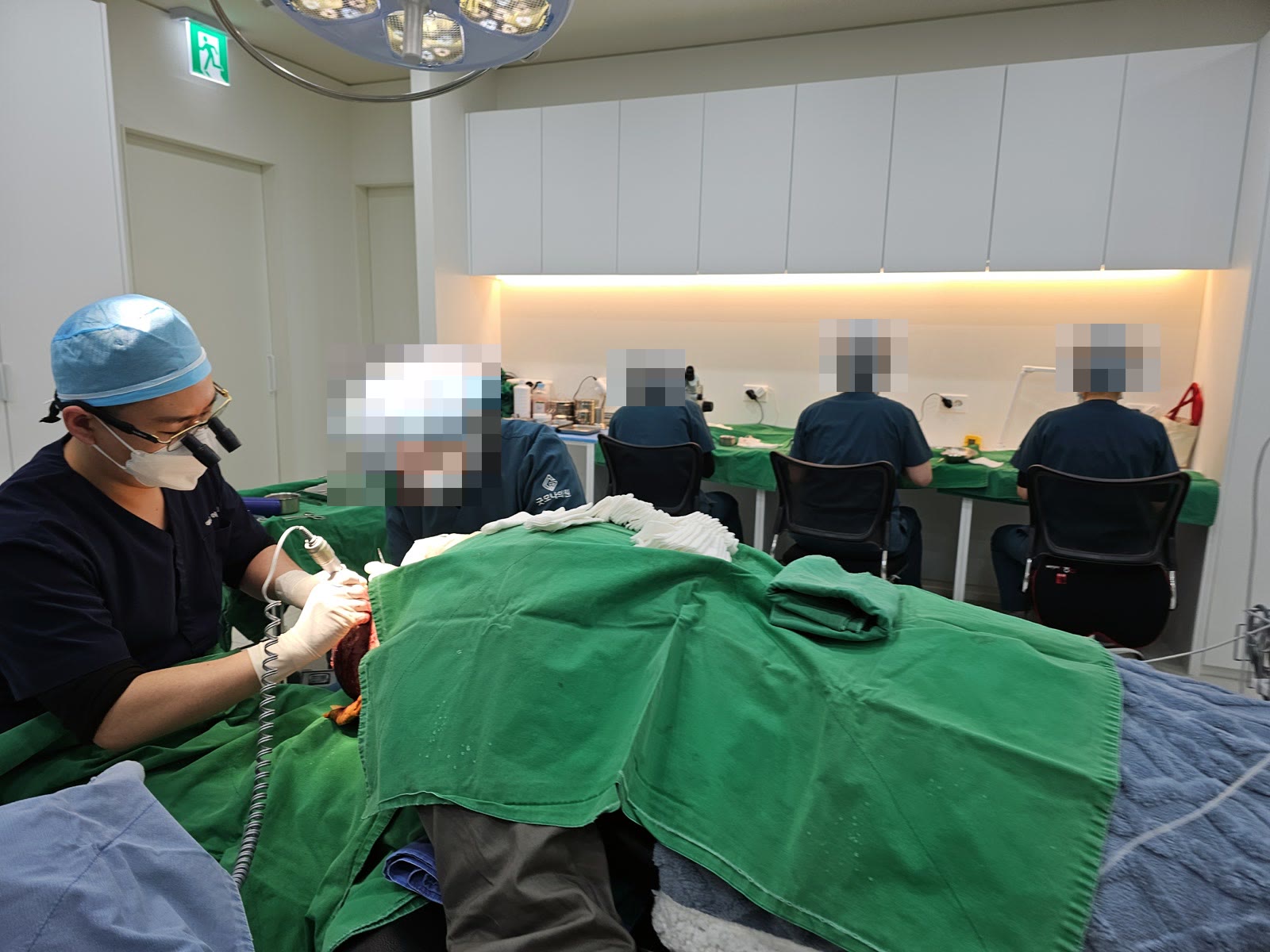 수술 중인 대표원장과 수술팀