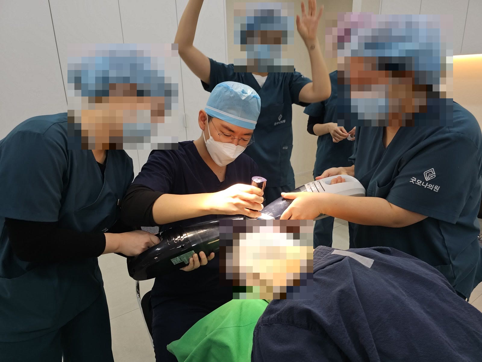 수술 중인 대표원장과 수술팀